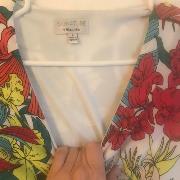 Signature by Robbie Bee Women's Dress Size Small Wrap Bright Floral - Picture 5 of 5